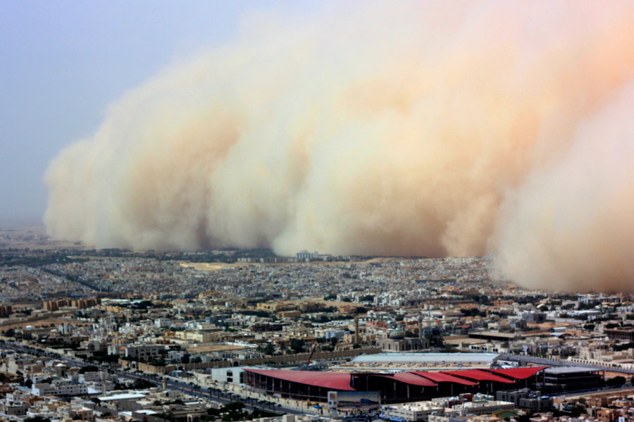 A massive sandstorm engulfs Riyadh, the capital of Saudi Arabia, on March 10, 2009. (Courtesy Associated Press)